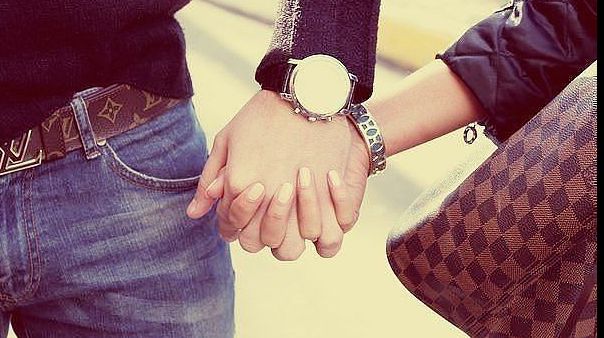 E îndrăgostit de tine? Iată semnele prin care îţi dai seama de sentimentele iubitului tău 