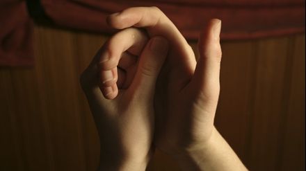 Îți amorțesc mâinile? Iată cauza și cât de important este să mergi la medic!