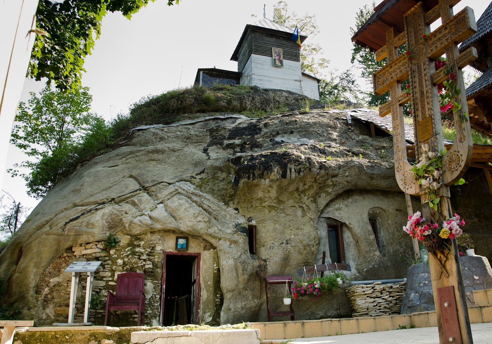 Mănăstirea Cetățuia, locul sfânt unde apa tămăduitoare izvorăște din stâncă, în altar