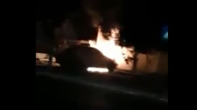 Mașină de poliție arzând ca o torță. Imagini terifiante