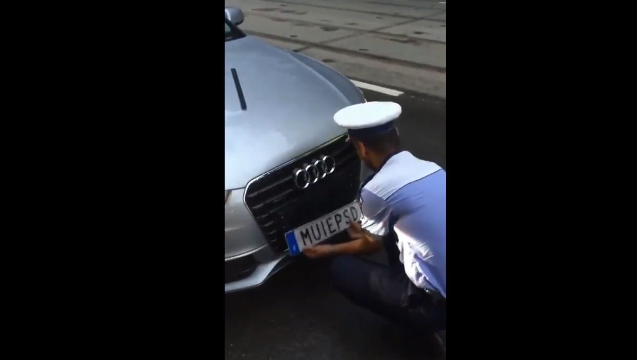 A fost filmat momentul când polițiștii desfac numărul de înmatriculare M..EPSD 