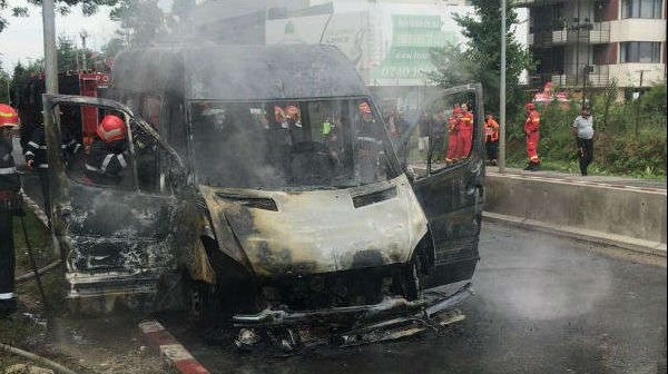 Microbuz în flăcări în Pipera. Nu sunt victime