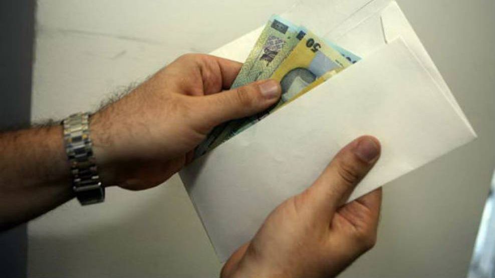 Poliţist sibian, reţinut de DNA Alba Iulia, după ce a luat mită