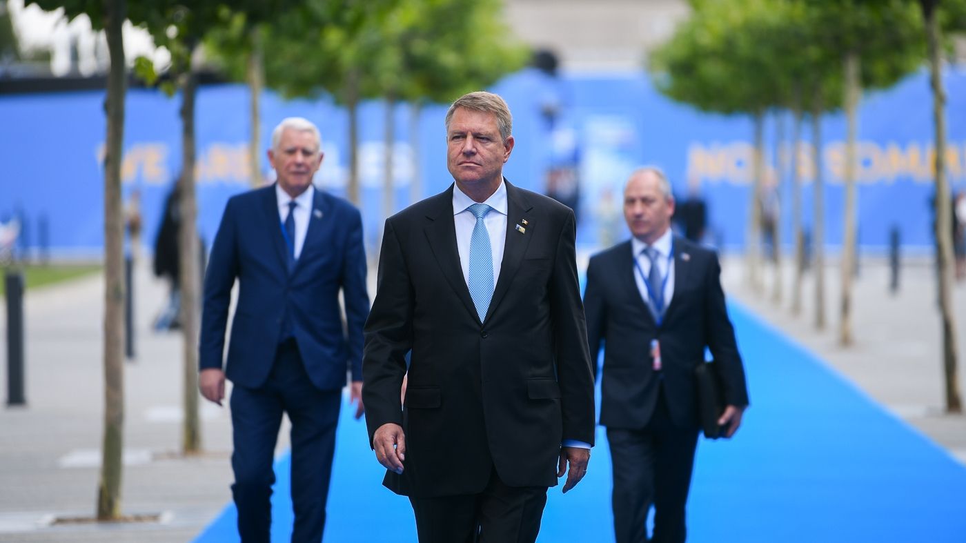 Fake news pe Facebook. Klaus Iohannis l-ar fi tăiat pe Mihai Fifor din poza de la Summit-ul NATO
