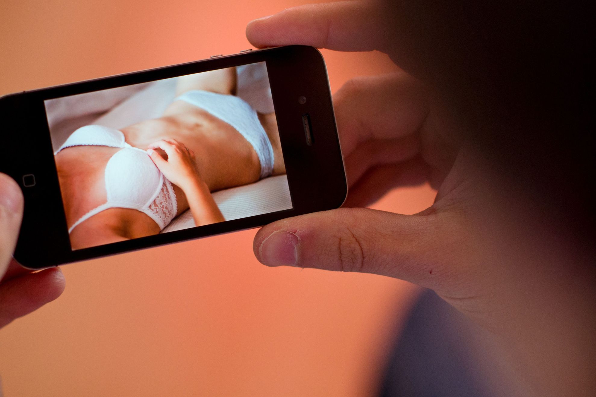 Filmele porno, efect devastator asupra vieţii de cuplu. Un sexolog explică fără menajamente