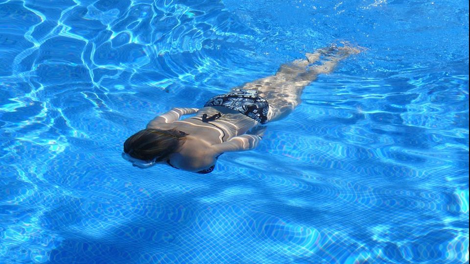 Ce se întâmplă cu dinții tăi dacă înoți în piscină