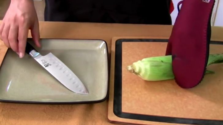 Ce se întâmplă dacă bagi un ştiulete de porumb la microunde. E incredibil!