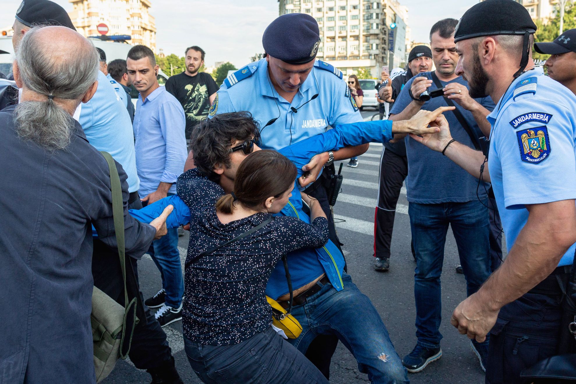 Protest cu scandal în Piața Victoriei. Manifestanții au scandat: "DNA să vină să ia!"