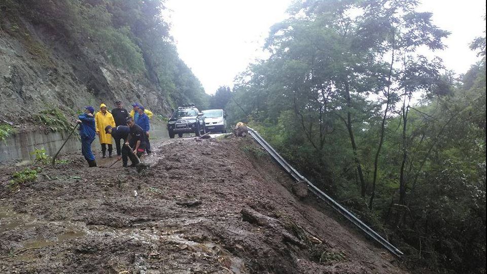  Situl Sarmizegetusa Regia, închis temporar! Pământul a luat-o la vale în zona cetății dacice