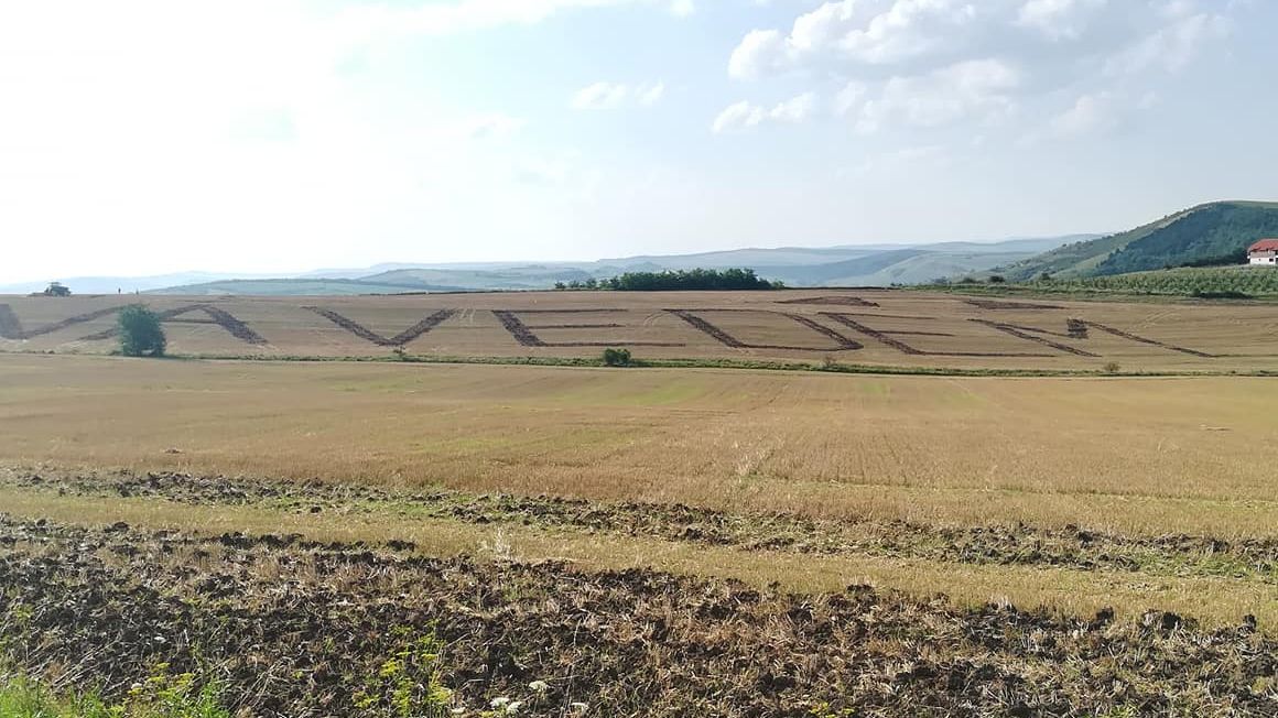 Mesajele anti-PSD trasate cu tractorul pe mirişte se extind: #Vă vedem