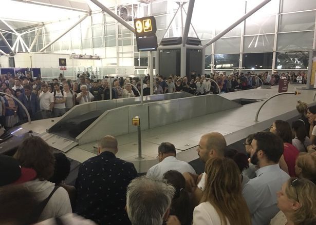 Zeci de copii din România, blocaţi pe un aeroport din Londra