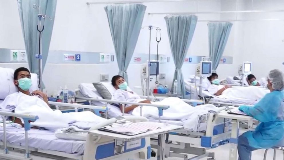 Coşmarul părinţilor celor 12 copii salvaţi din peştera thailandeză: nu se pot apropia de ei