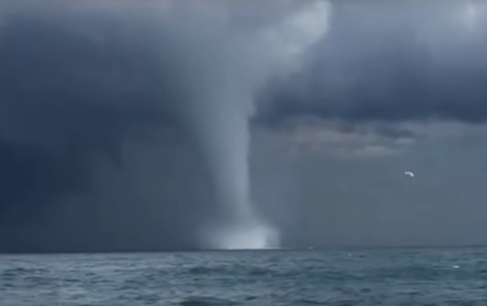Spectacol terifiant al naturii: dublă tornadă în Marea Neagră (VIDEO)