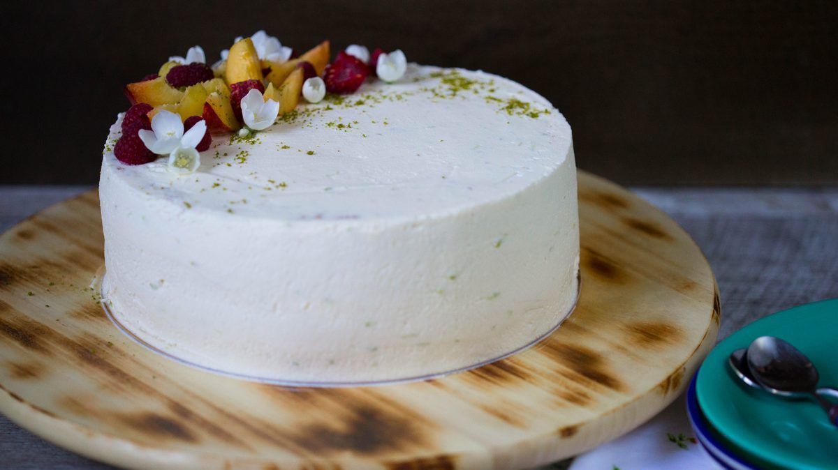 Rețetă pentru un tort extraordinar, de vară. Tort cu piersici și mousse de brânză