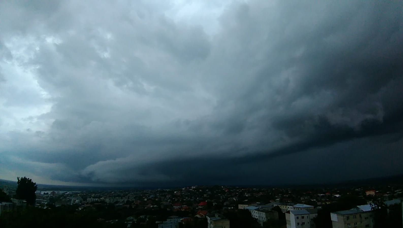 ALERTĂ METEO! Codul galben de ploi şi furtuni, prelungit! Unde va lovi potopul. HARTA 