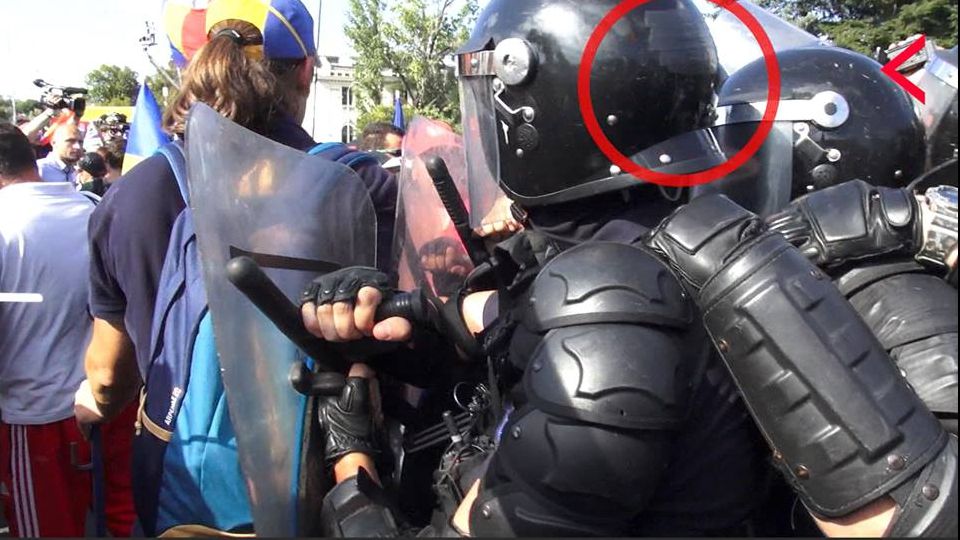 Detaliul de pe casca jandarmilor care aruncă în aer scenariul oficial al MAI