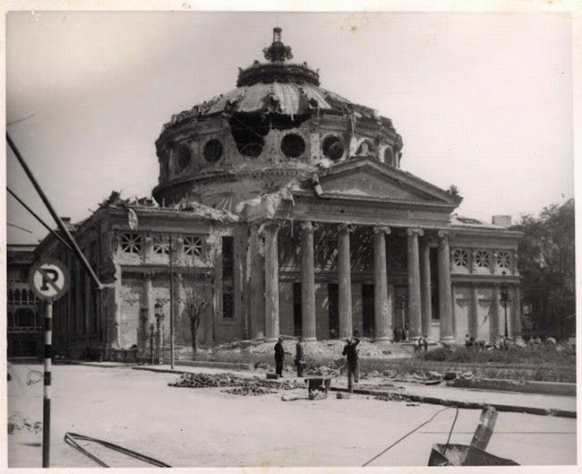 <p>Imagine de arhiva: Ateneul Roman dupa bombardamentele din 1944