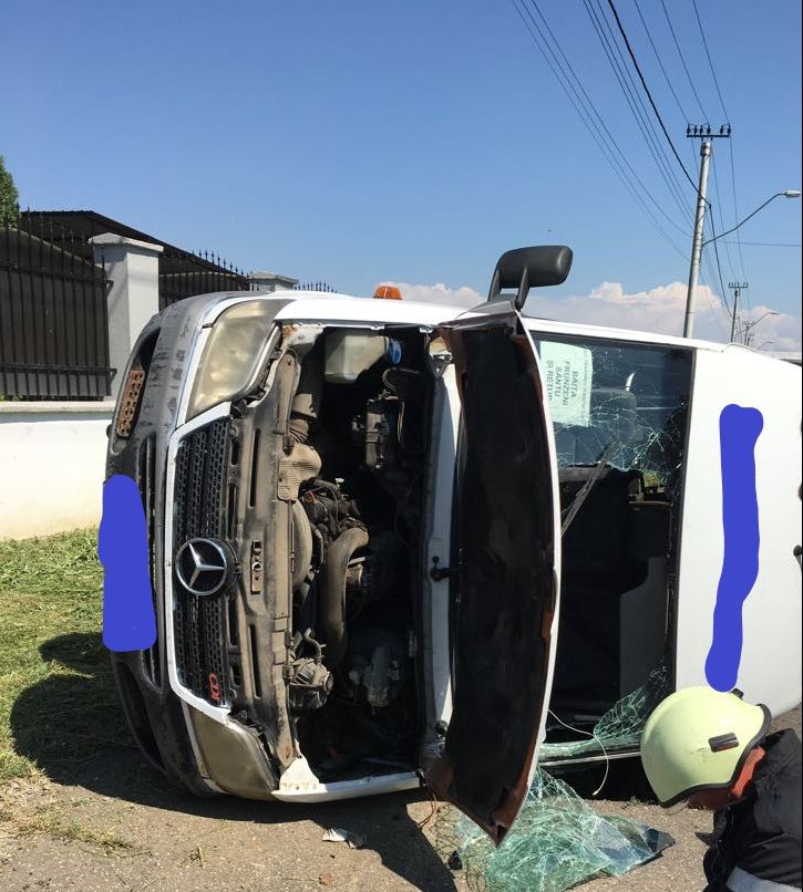Microbuz răsturnat la Reghin