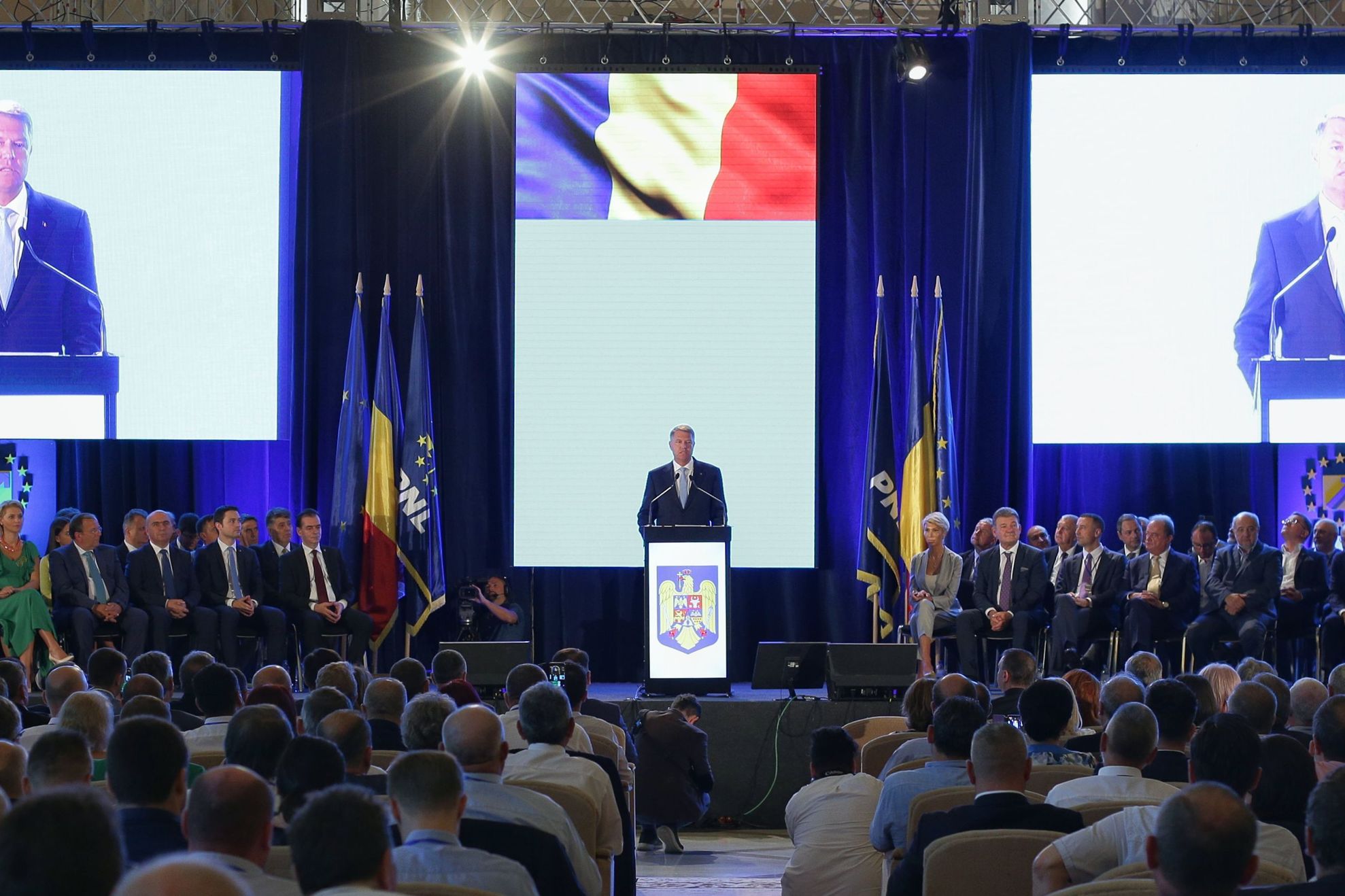 Iohannis, discurs cu sala în picioare la PNL: "PSD demontează Justiţia! Sunteţi alături de mine?"