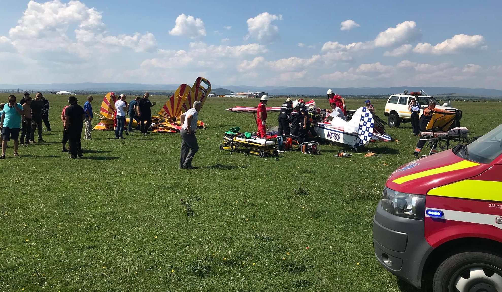 Tragedie. Două avioane s-au ciocnit în aer și s-au prăbușit la Suceava. Un pilot a murit - VIDEO