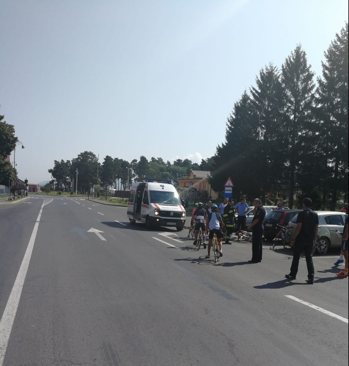 Patru adolescenţi, loviţi de un autoturism în faţa sediului Poliţiei Zărneşti