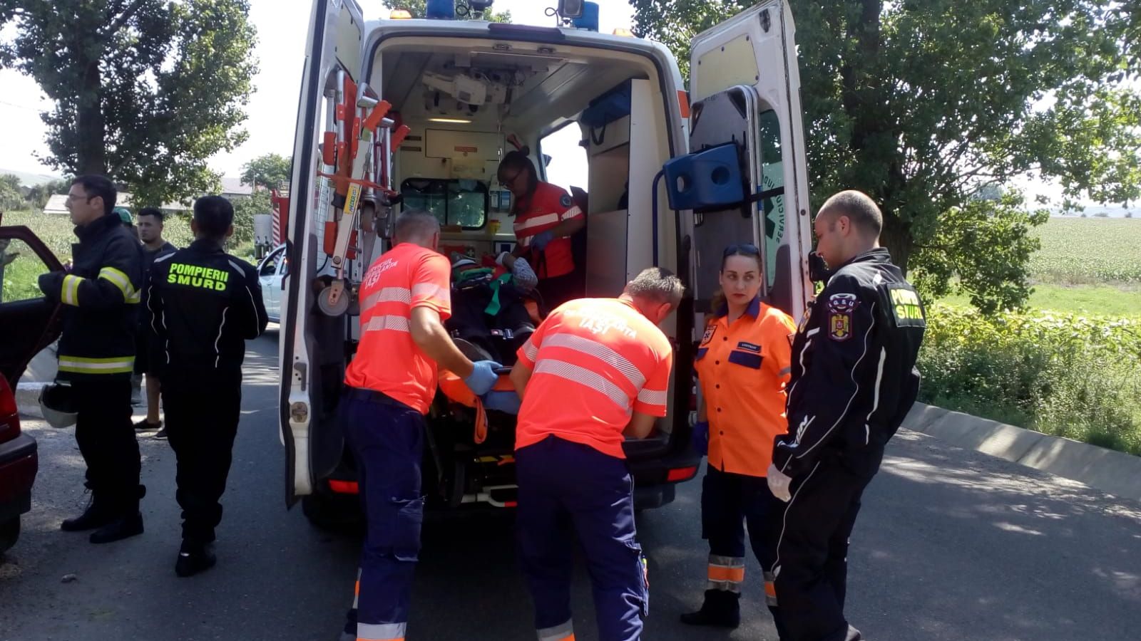 Dezastru pe străzi: mai multe persoane au fost rănite, după ce o maşină a intrat într-un cap de pod