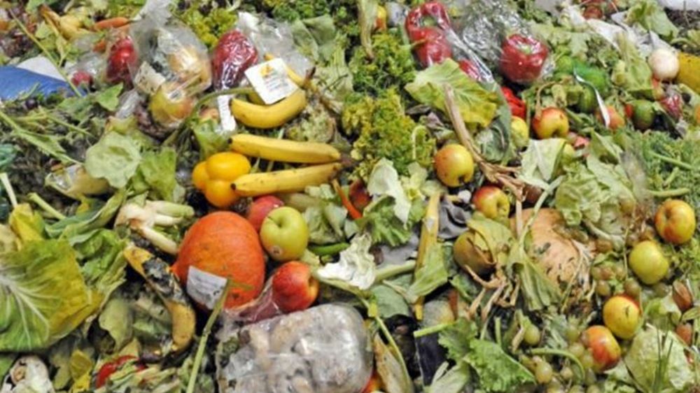 Românii aruncă un sfert din mâncarea pe care o cumpără