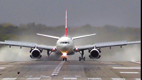 ALERTĂ cu bombă. Un avion de pasageri a aterizat de urgenţă