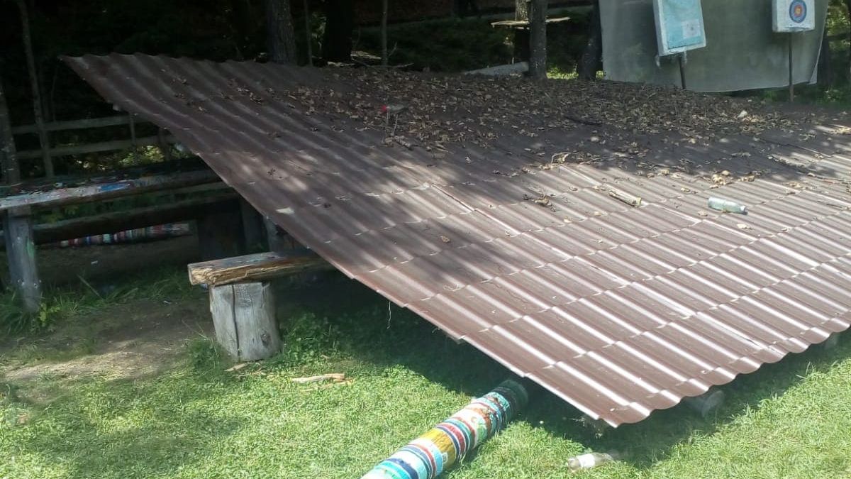Un copil aflat în incinta unei tabere - rănit de acoperişul unui foişor care a căzut peste el
