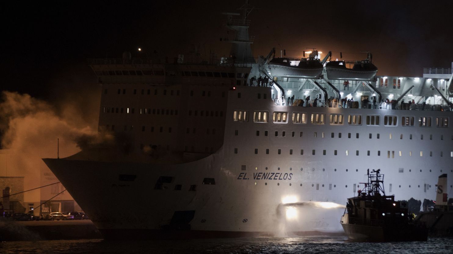 PANICĂ la bordul unui feribot, după ce acesta a luat FOC. Ce s-a întâmplat cu pasagerii 