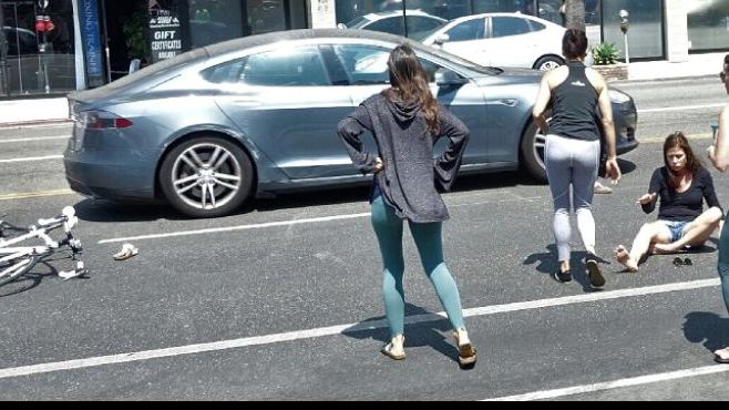 O cunoscută actriță a fost aruncată la pământ de un autoturism, în timp ce se plimba cu bicicleta