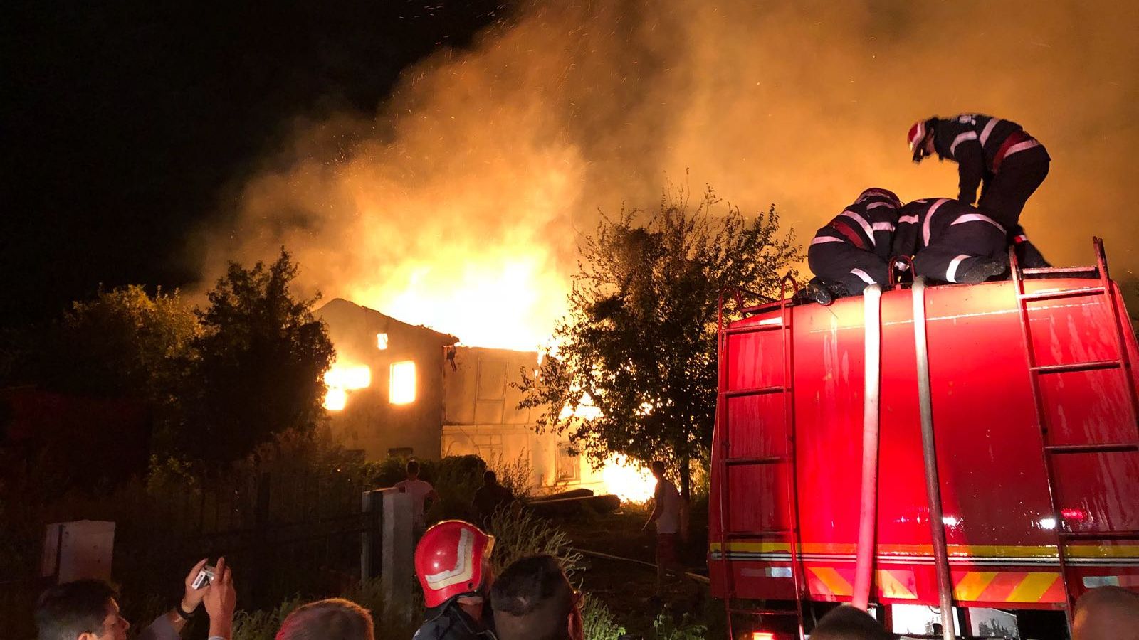 Incendiu de proporţii la Cernavodă, au venit pompieri din 2 judeţe (VIDEO)