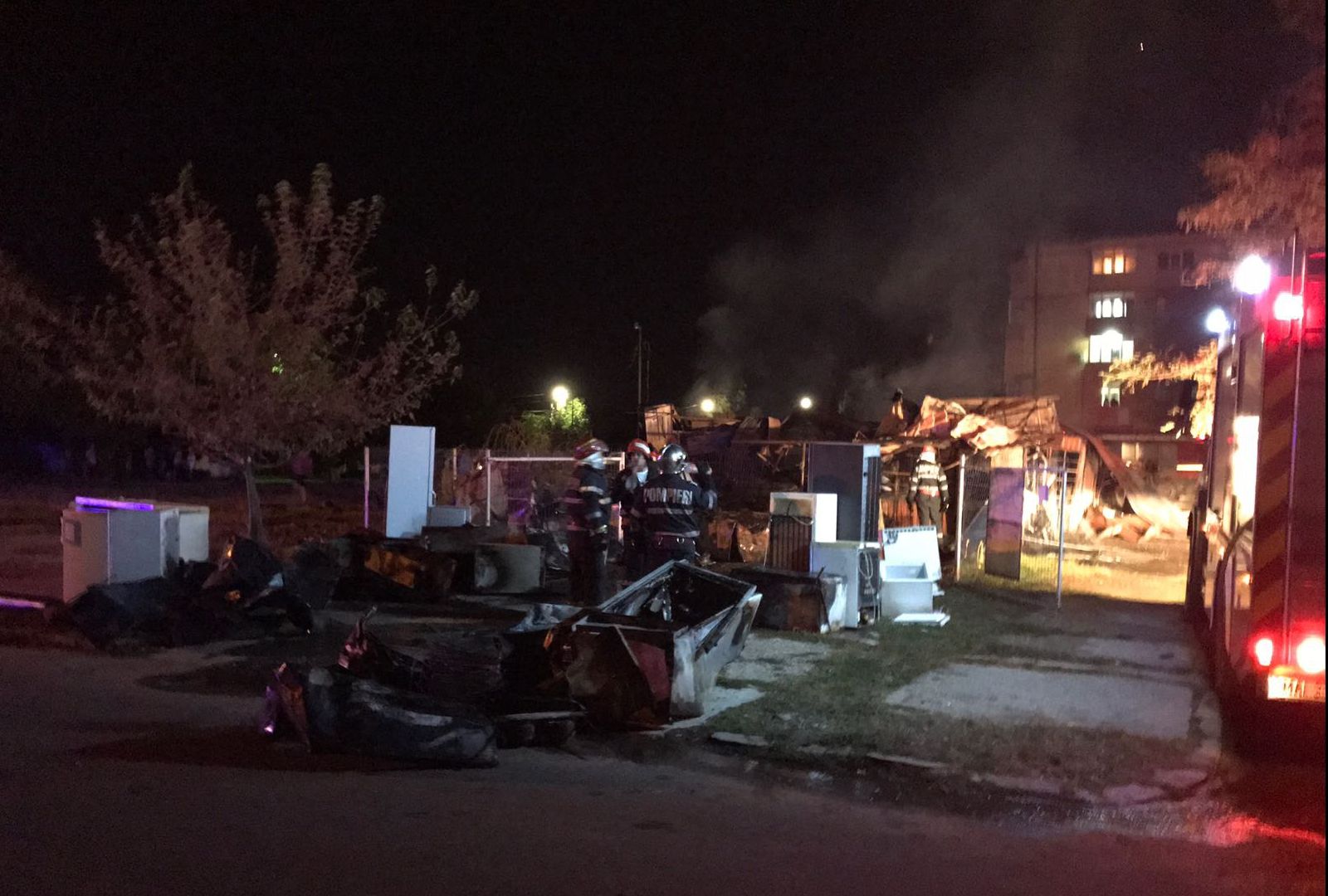 Incendiu de proporţii la Calafat, geamurile s-au spart de căldură