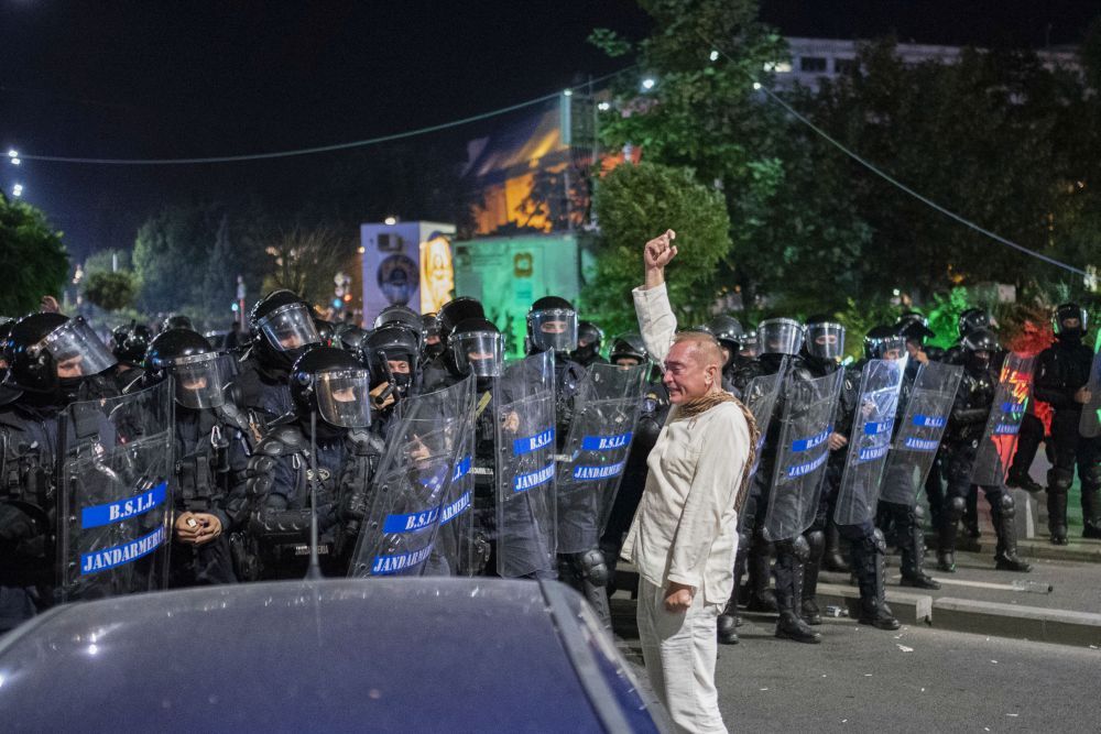 ”Omul în alb” din Piața Victoriei: ”S-a transmis că jandarmii sunt atacați, doi oameni sunt omorâți”
