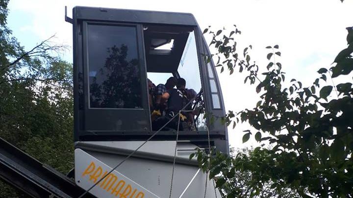 Intervenţie spectaculoasă. 19 oameni, dintre care 8 copii, blocați în telecabină, la Deva