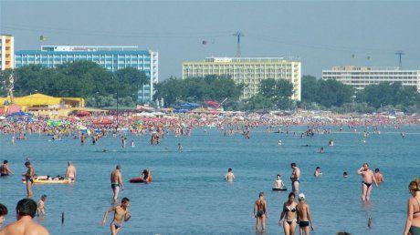 Tată şi fiu, răniţi după ce au intrat cu skijetul în dig