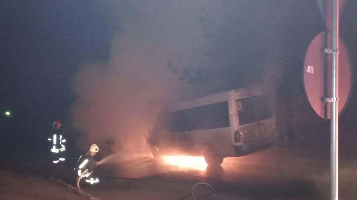 Incendiu violent la Sfântul Gheorghe: un microbuz a fost cuprins de flăcări