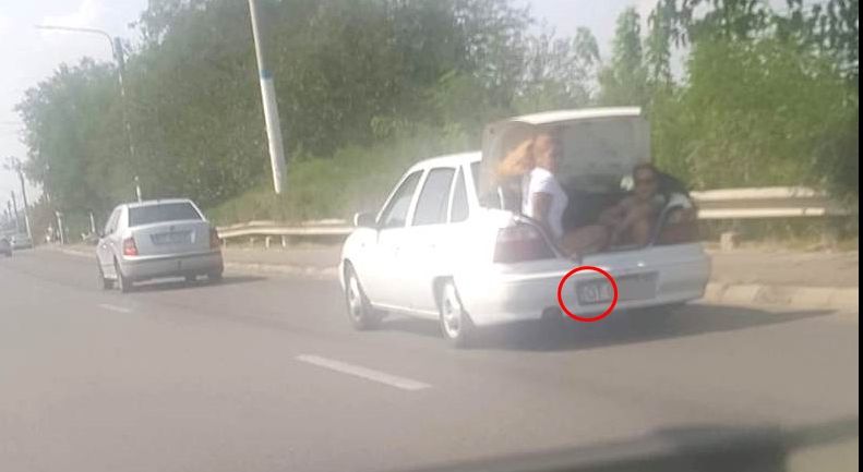 Două tinere, plimbate în portbagajul unei maşini, prin Craiova