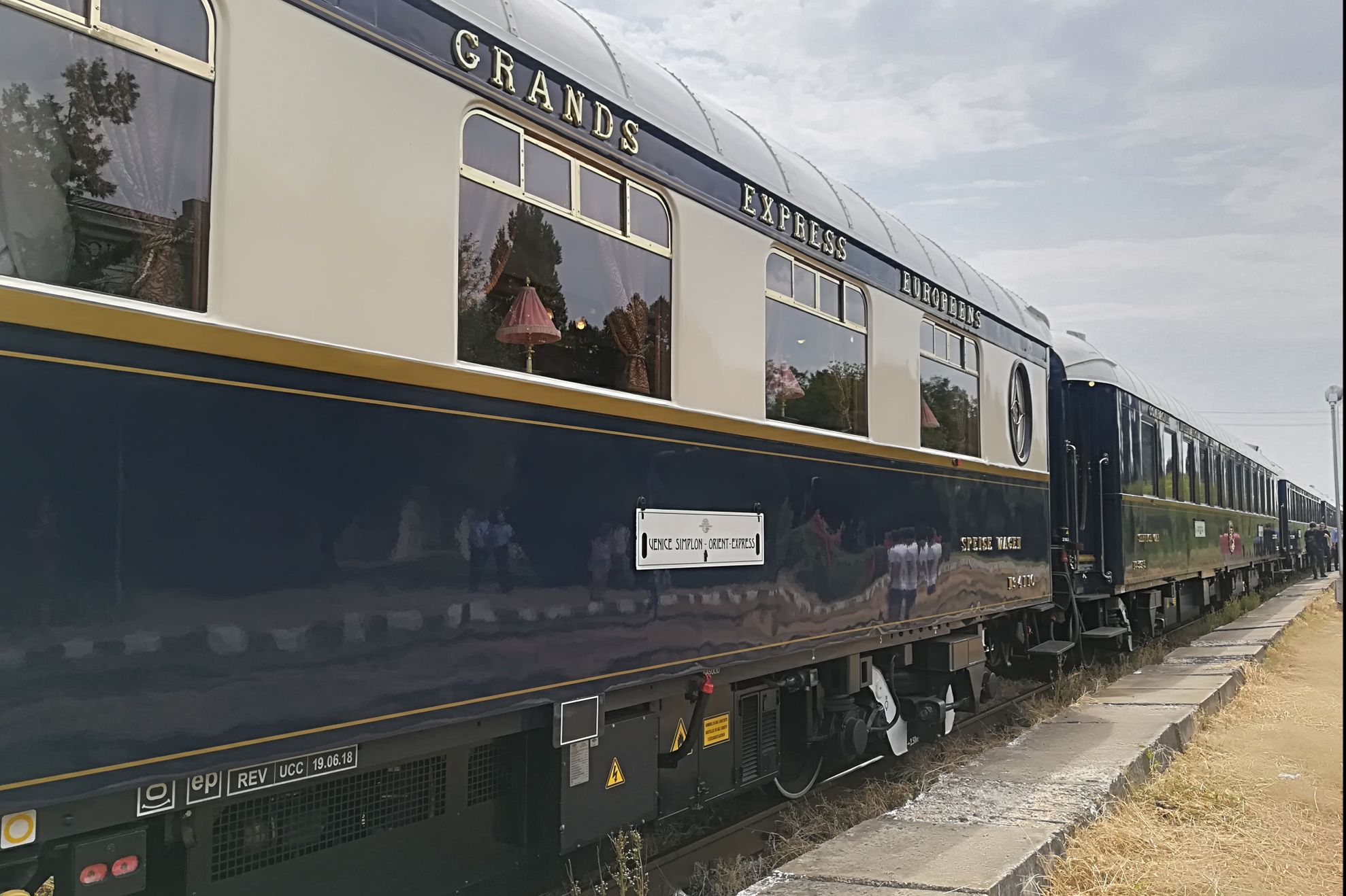 Orient Express, aşteptat la Giurgiu de maidanezi şi poliţişti. A întârziat
