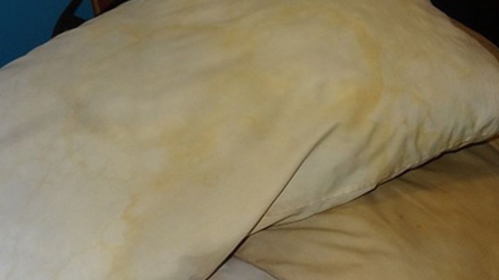 Cum să speli şi să albeşti pernele îngălbenite