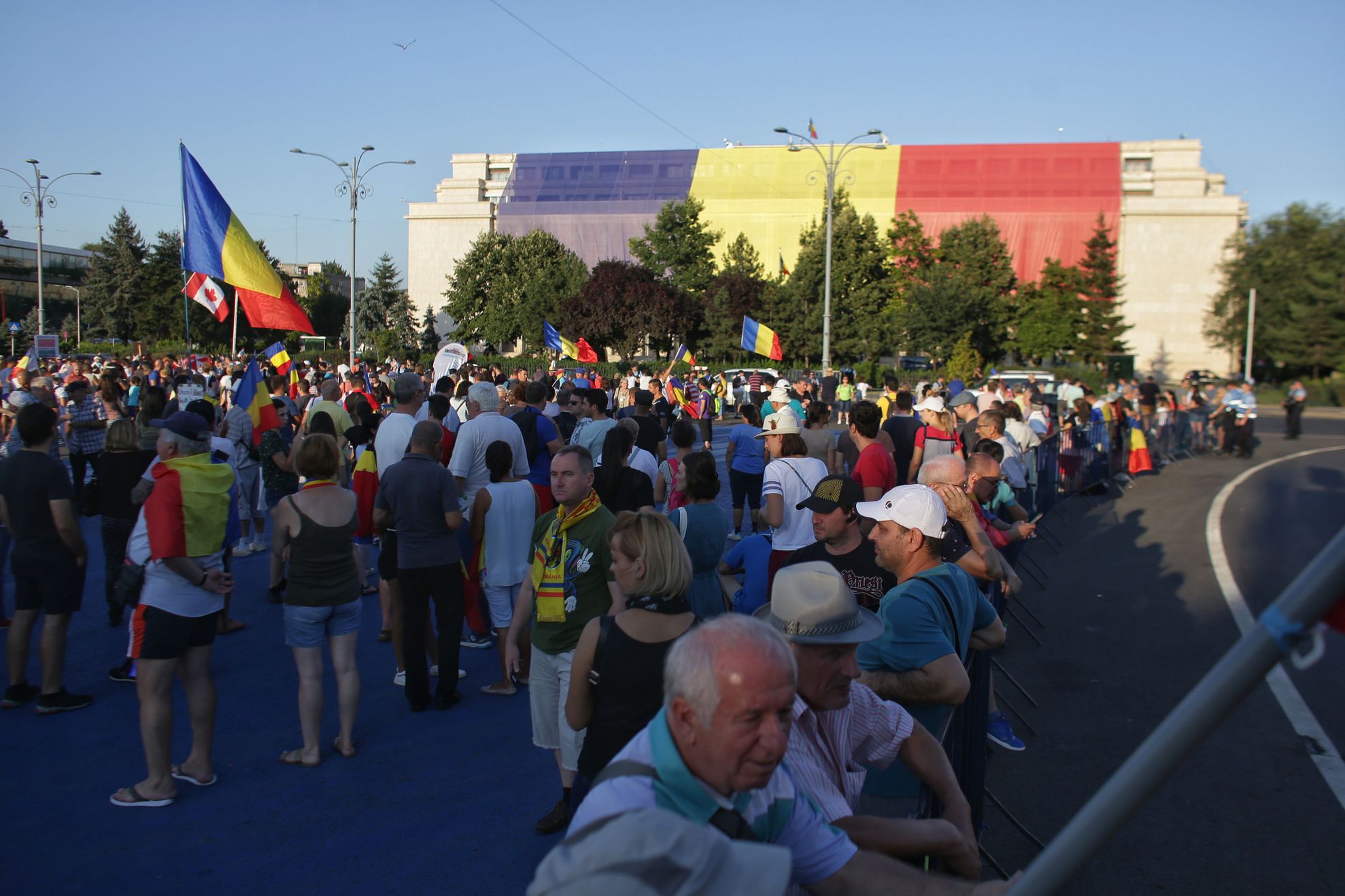 A 5-a zi consecutivă de proteste în Piaţa Victoriei: "Jandarmeria apără hoţia"