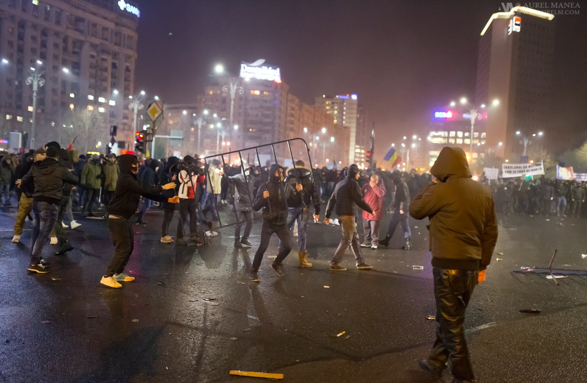 Noi percheziții domiciliare în dosarul violențelor din Piața Victoriei: Două persoane, reţinute