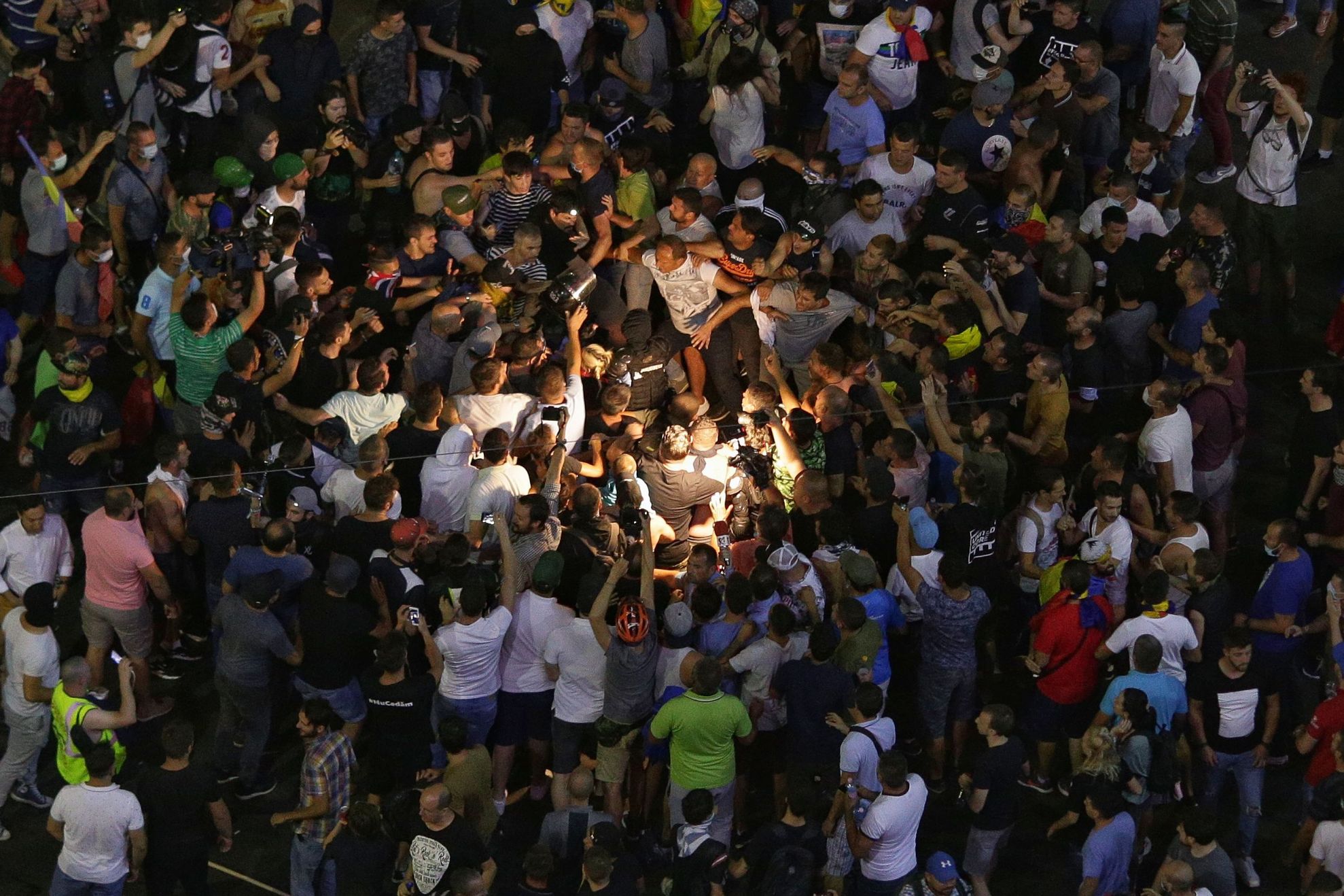 Cine sunt, de fapt, protestatarii care au apărat-o pe femeia jandarm