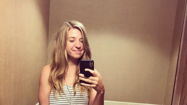 I-a comandat iubitului de mâncare, dar l-a găsit cu o tipă goală, pe canapea. Ce a urmat e oribil!