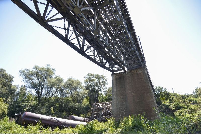 Tren deraiat, după ce s-a rupt podul. Imagini terifiante