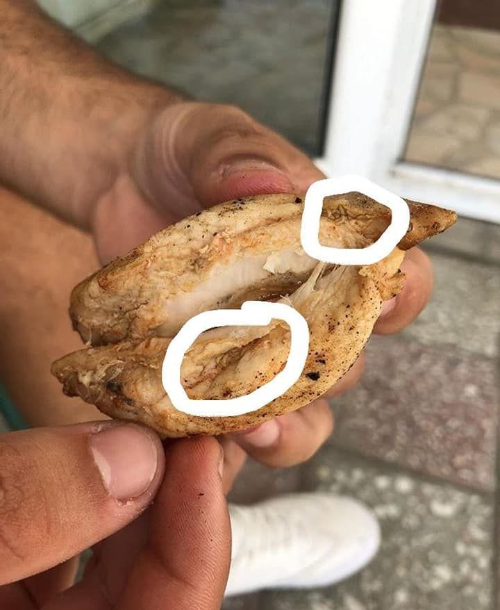 "Specialitate" la un supermarket din Teleorman, piept de pui cu viermi