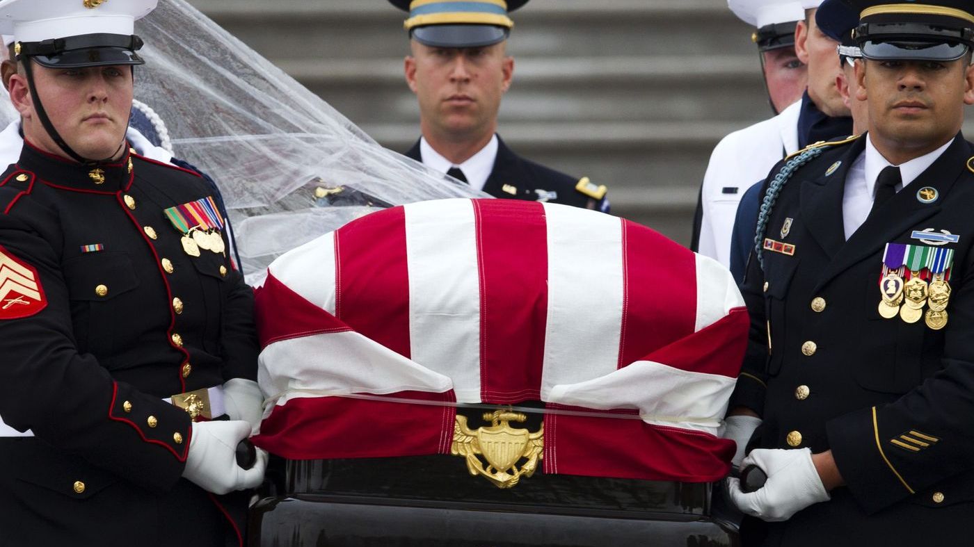 America l-a plâns pe John McCain, în vreme ce Donald Trump a jucat golf