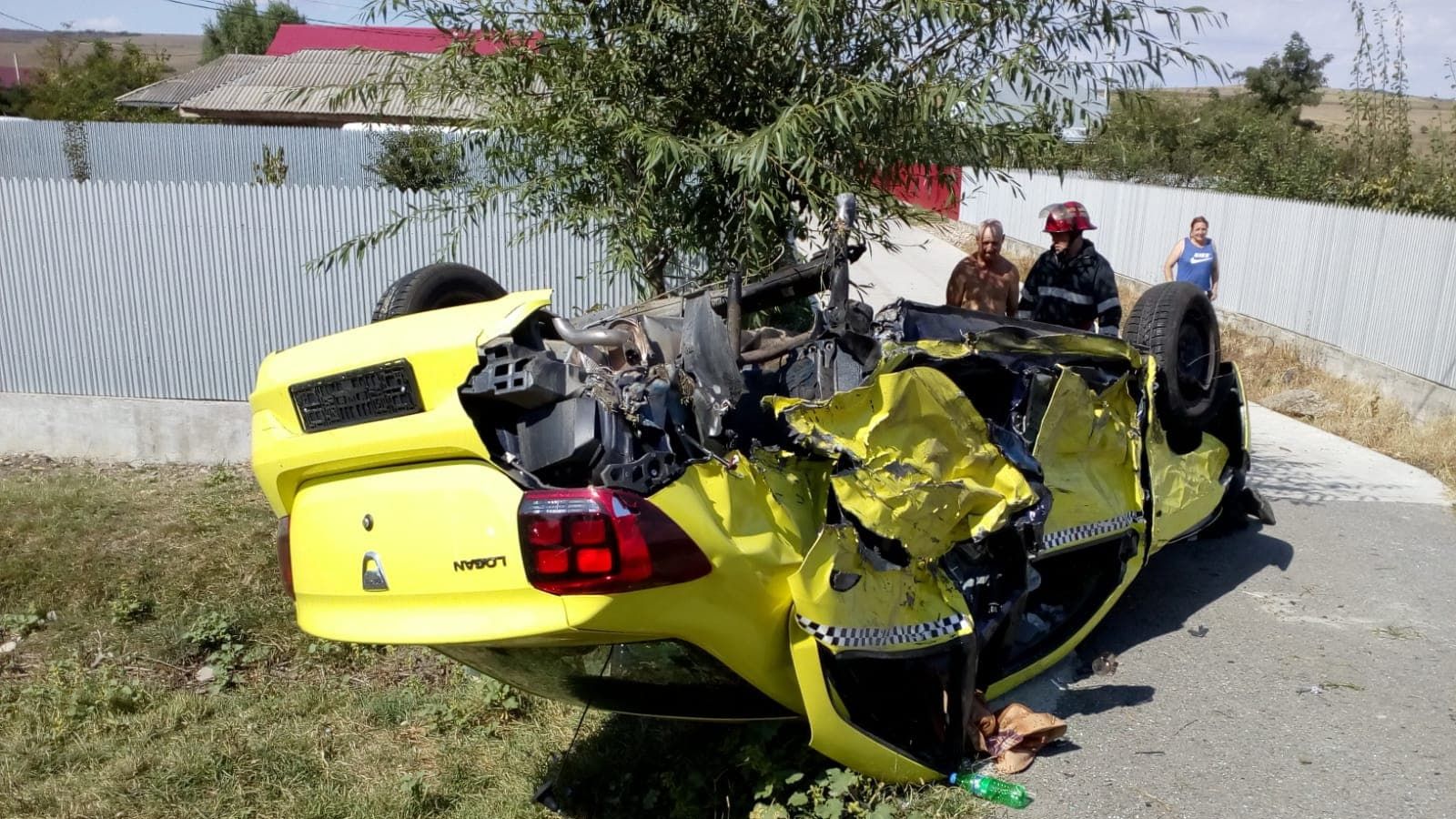 Patru persoane rănite, după ce un autoturism s-a răsturnat 