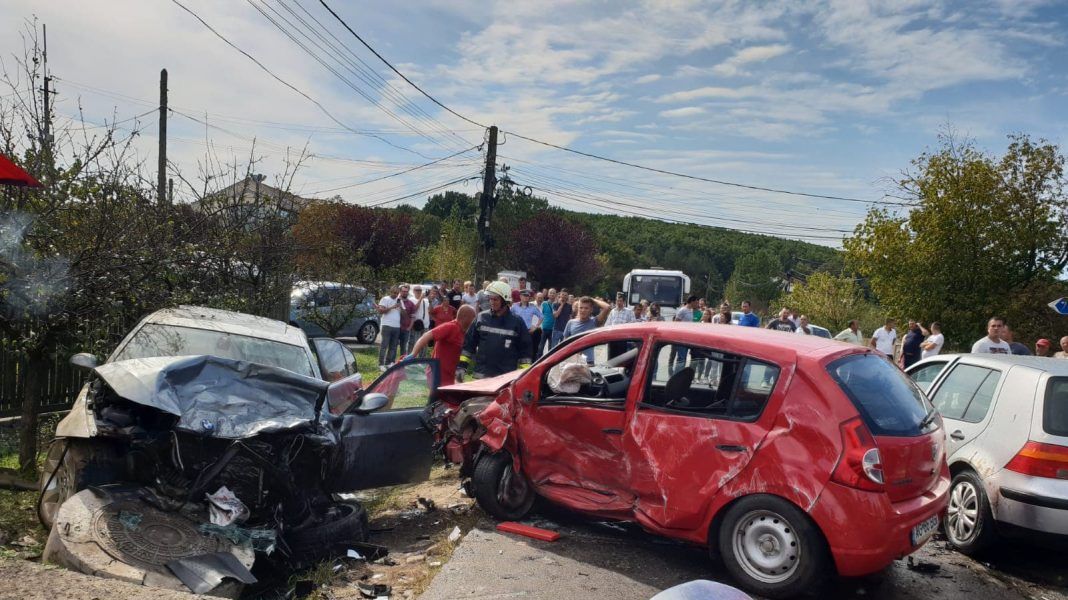 Accident grav. Două persoane au fost rănite grav, maşini făcute praf 