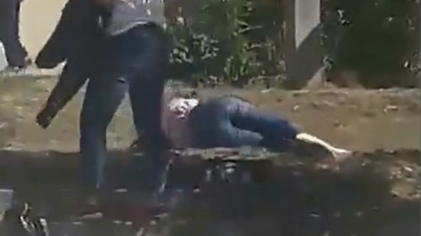 Bătrân bătut crunt în scara blocului de un fost deținut eliberat mai devreme